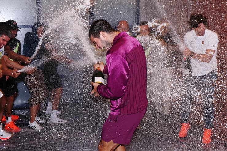 כך נראו החגיגות בחדר ההלבשה (צילום: CLIVE BRUNSKILL / GETTY IMAGES NORTH AMERICA / AFP) אלקראס, המשפחה הקרובה והגביע