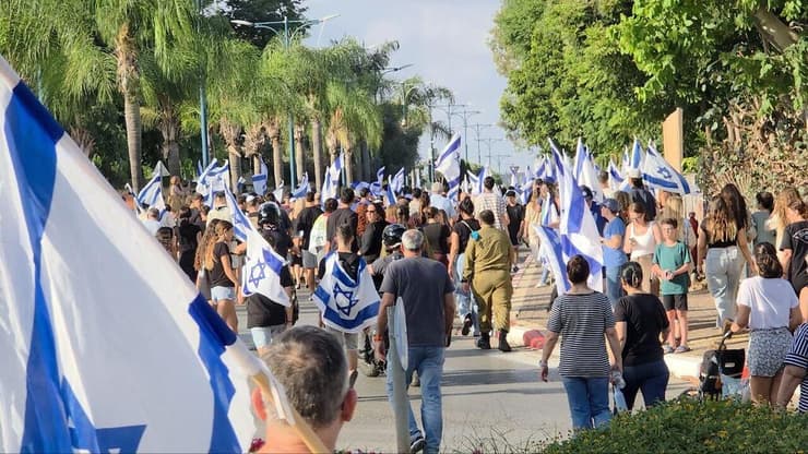 שיירת הדגלים לזכרו של אורי (צילום: יאיר שגיא ) שיירת דגלים לפני הלווייתו של סמ״ר אורי למד ז"ל