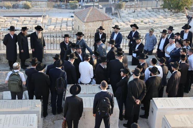 הלווייתו של מרדכי (צילום: אלכס קולומויסקי ) הלווייתו של מרדכי שטיינצג ז"ל שנרצח בפיגוע בירושלים