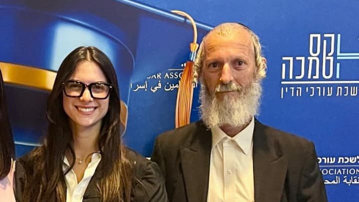 לוי יצחק ז"ל ליד בתו הדס הדס פש והרב לוי יצחק פש ז"ל