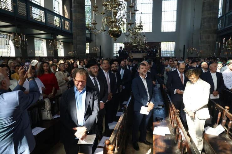 התפילה בבית הכנסת הפורטוגזי באמסטרדם