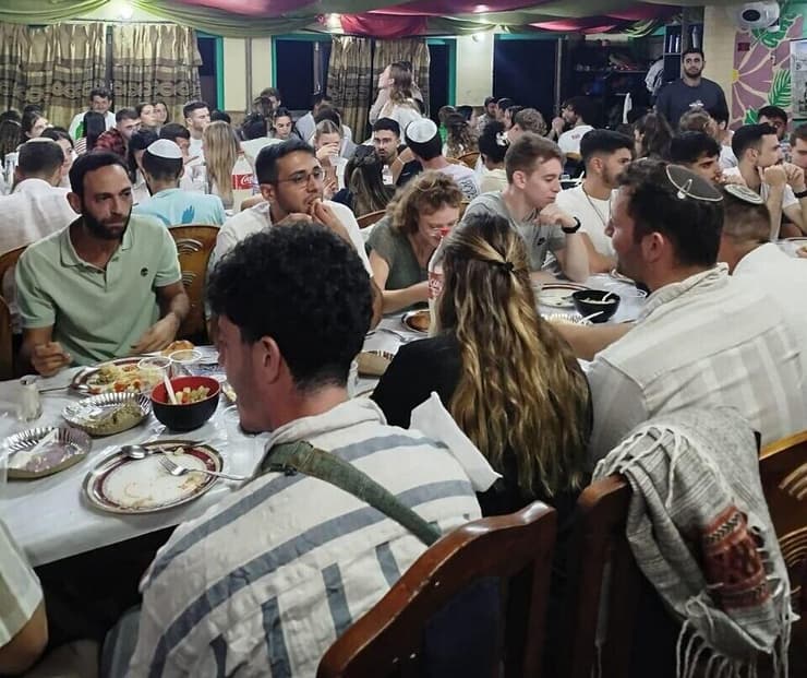הישראלי בבית חב"ד (צילום: בית חב"ד קטמנדו) ישראלים מרוכזים בבית חב"ד בקטמנדו
