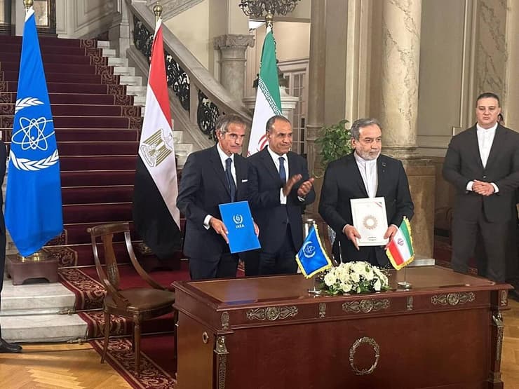 שר החוץ של איראן עבאס עראקצ'י חותם על הסכם עם ראש סבא"א סוכנות הגרעין הבינלאומית אחרי שיחות ב קהיר מצרים