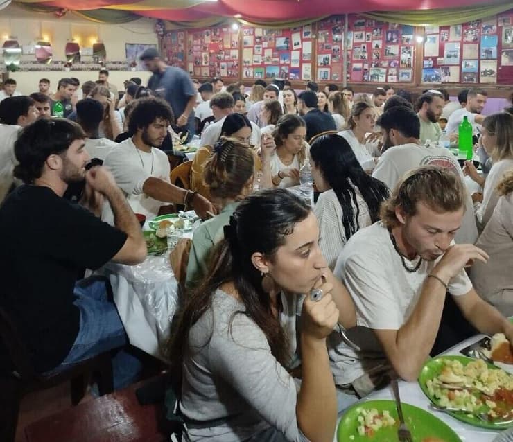 צילום: בית חב"ד קטמנדו ישראלים מרוכזים בבית חב"ד בקטמנדו