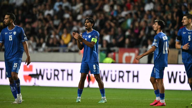 פרץ ושחקני נבחרת ישראל מנסים לעכל את ההפסד הדרמטי (צילום: Attila KISBENEDEK / AFP) פרץ ושחקני נבחרת ישראל מנסים לעכל את ההפסד הדרמטי