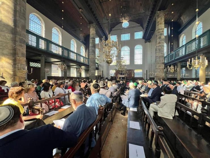 האירוע נערך לאור נרות