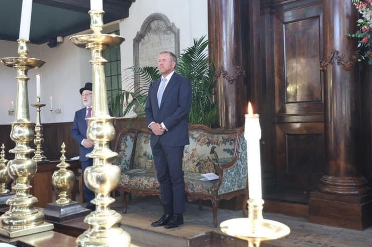 מלך הולנד עומד ליד ארון הקודש
