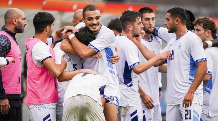 שחקני נבחרת ישראל חוגגים