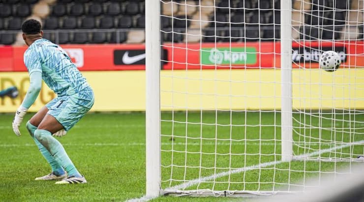 אודורו נכנע לבעיטה של בר לין