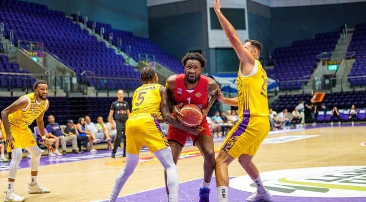 סיריל לנג'ביין בין שני שחקני הפועל חולון