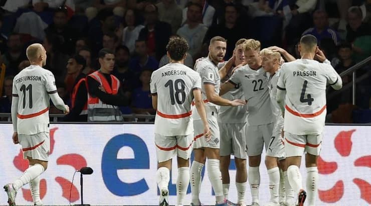 שחקני איסלנד חוגגים יתרון