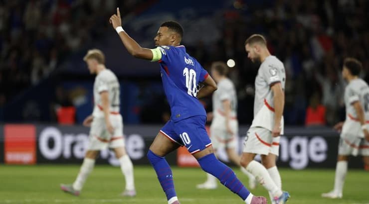 קיליאן אמבפה חוגג את הפנדל שלו