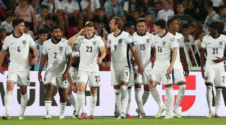 שחקני אנגליה חוגגים עם קוונאסה