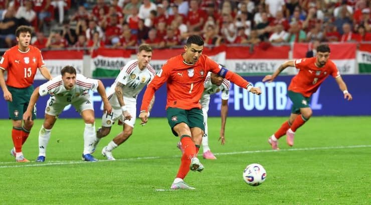 כריסטיאנו רונאלדו בועט את הפנדל