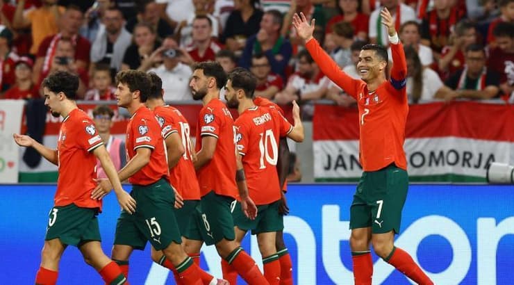 רונאלדו חוגג עם חבריו