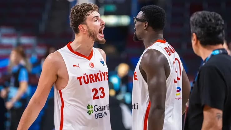 שנגון חוגג עם אדם בונה (צילום: FIBA) שנגון חוגג עם אדם בונה