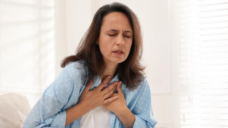 התעוררויות ליליות עם קוצר נשימה עלולות להוות סימן לאי-ספיקת לב (צילום: Shutterstock) קוצר נשימה