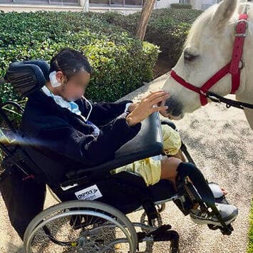 מ' בשיקום, זמן קצר אחרי הפציעה. ”יום-יום אני חוקר למה אני עוד פה, בעולם" (צילום: פרטי) yk14480565