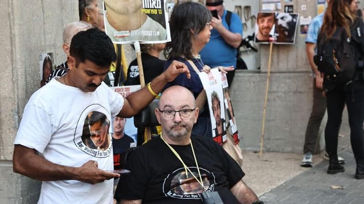 אביו של החטוף בר קופרשטיין בצעדה (צילום: מוטי קמחי ) צעדת סובב קריה למען החטופים, ביוזמת המילואימניקים ומטה משפחות החטופים