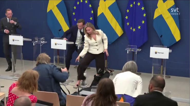 סגנית ראש הממשלה אבה בוש חשה לסייע לשרה הטרייה שהתמוטטה (צילום: רשת X) שרת הבריאות השבדית אליזבת לאן התמוטטה בשידור חי