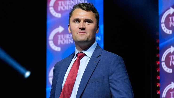 צ'רלי קירק (צילום: AP Photo/Alex Brandon, File) צ'רלי קירק שמרן ארה"ב נורה