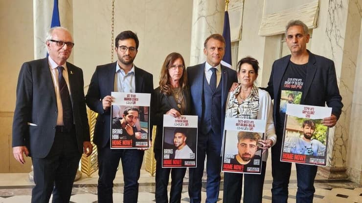 מקרון עם קרובי החטופים (צילום: מטה משפחות החטופים ) פגישת משפחות החטופים עם נשיא צרפת, עמנואל מקרון