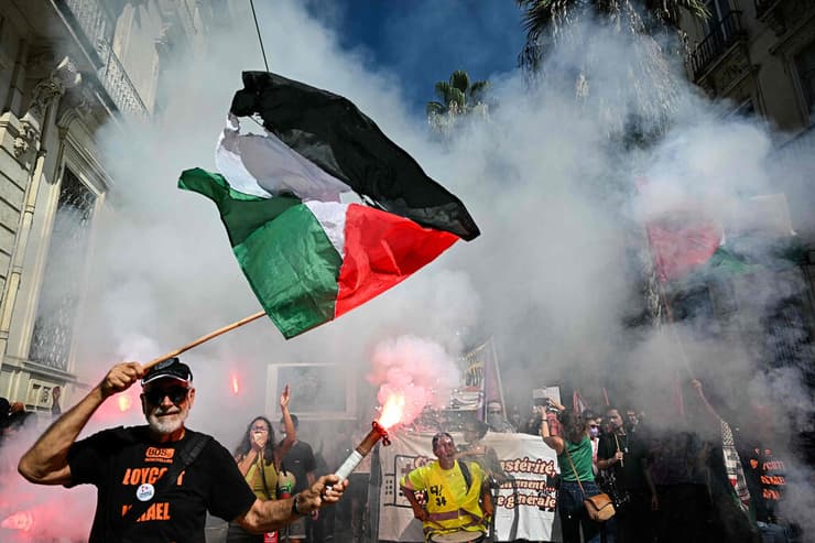 מפגינים צרפת מחאה לחסום הכול מונפלייה