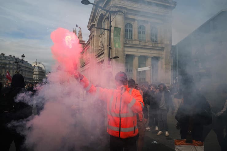 מפגינים צרפת מחאה לחסום הכול פריז