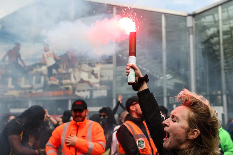 מפגינים צרפת מחאה לחסום הכול פריז