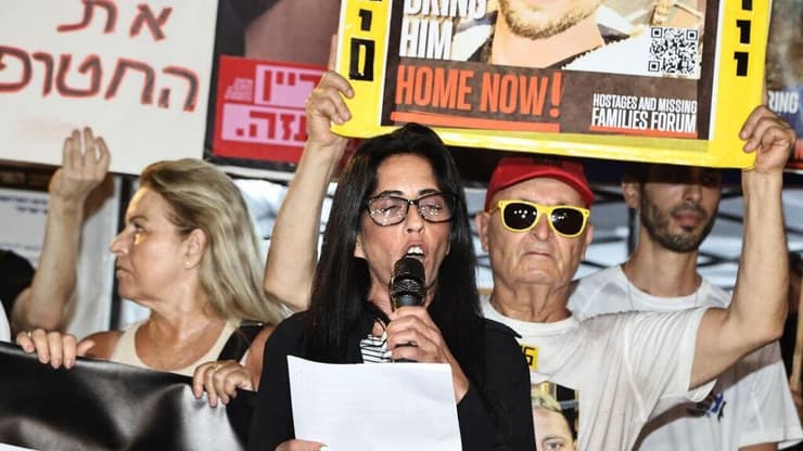 עינב צנגאוקר באירוע בתל אביב (צילום: מוטי קמחי ) עינב צנגאוקר בהצהרת משפחות חטופים והמילואימניקים לאחר צעדת סובב קריה למען החטופים