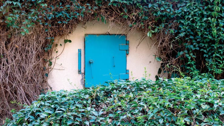 "ירידה למקלט במגדל אינה פיתרון סביר". מקלט ציבורי (צילום: Georgy Dzyura, Shutterstock) "ירידה למקלט במגדל אינה פיתרון סביר". מקלט ציבורי