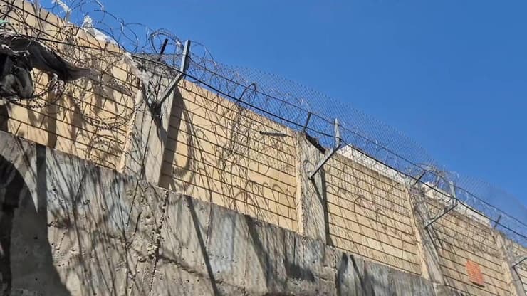 הגדר הפרוצה ממנה נכנסו המחבלים שביצעו את הפיגוע בצומת רמות