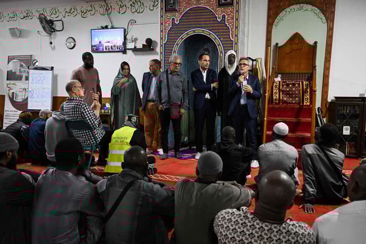 צרפת מסגד ב פרבר של פריז שמולו נמצא ראש חזיר