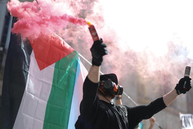 מפגינים צרפת מחאה לחסום הכול מונפלייה