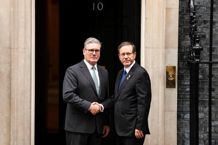 הרצוג וסטרמר (צילום: REUTERS/John Sibley) נשיא המדינה יצחק הרצוג עם ראש ממשלת בריטניה קיר סטרמר