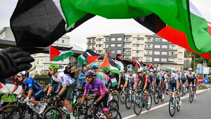 מפגינים פרו-פלסטינים מפריעים למרוץ וואלטה אספניה