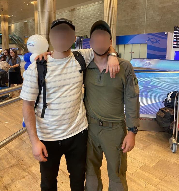 האחים י' (מימין) וד' במפגש המרגש בנמל התעופה בן גוריון