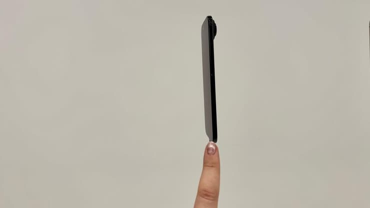 אייפון 17 אייר לעומת אצבע. דקיק להפליא (דניאלה גינזבורג) אייפון 17 אייר לעומת אצבע. דקיק להפליא