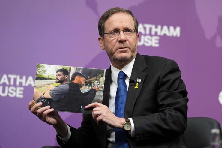 נשיא המדינה יצחק הרצוג עם תמונה של גלי וזיו ברמן