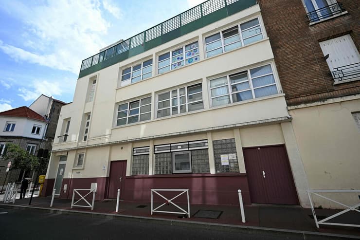 צרפת מסגד ב פרבר של פריז שמולו נמצא ראש חזיר