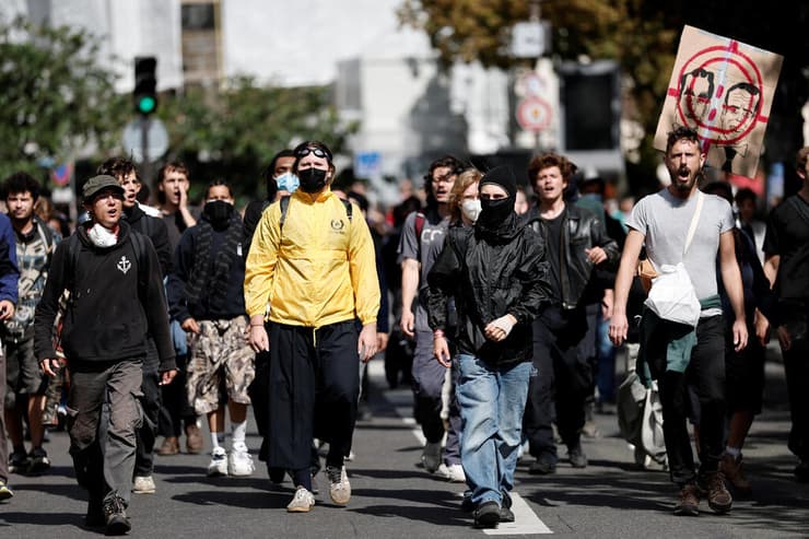מפגינים צרפת מחאה לחסום הכול פריז