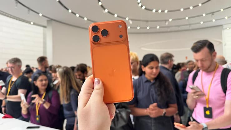 אייפון 17 פרו מקס. דגמי הפרו לעומת זאת, שוברים שיאי מכירות (דניאלה גינזבורג) אייפון 17 פרו מקס