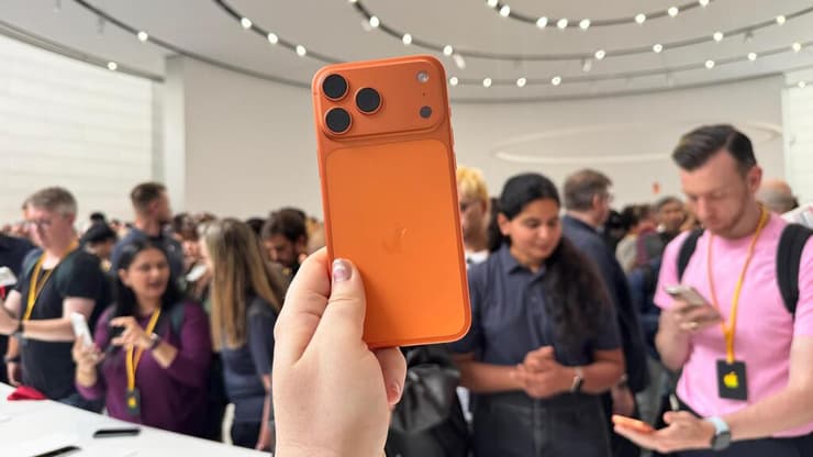 אייפון 17 פרו מקס (דניאלה גינזבורג) אייפון 17 פרו מקס