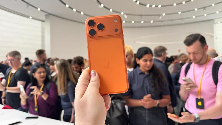 אייפון 17 פרו מקס. האייפון חושף בצורה הברורה ביותר את הפער בין עלות הייצור למחיר הסופי (דניאלה גינזבורג) אייפון 17 פרו מקס