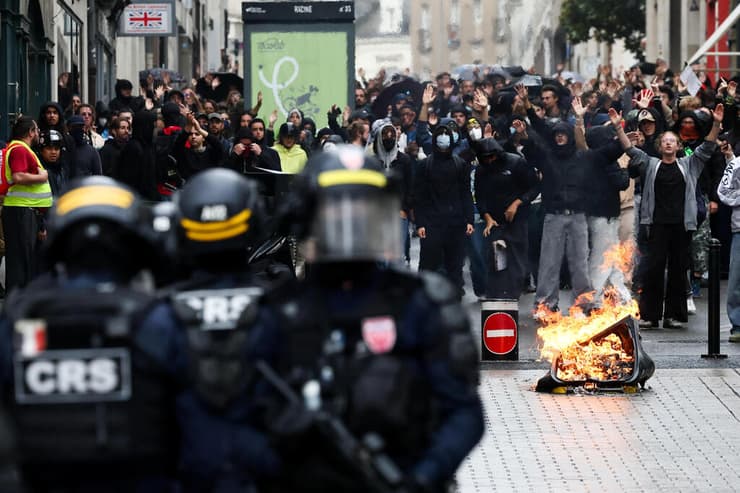 מפגינים צרפת מחאה לחסום הכול נאנט