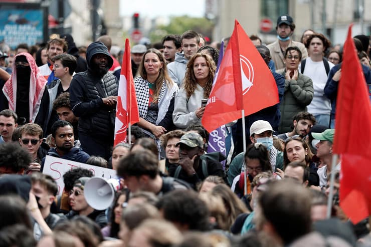 מפגינים צרפת מחאה לחסום הכול פריז