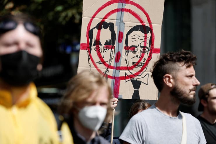 מפגינים צרפת מחאה לחסום הכול פריז