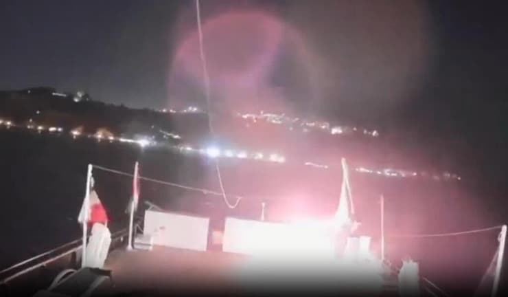 רגעי הפגיעה והשריפה על סירת המשט לעזה שעגנה בתוניסיה