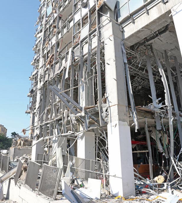 אתר פגיעת טיל ברמת גן. "אין לדעת מתי יגיע הסבב הבא"