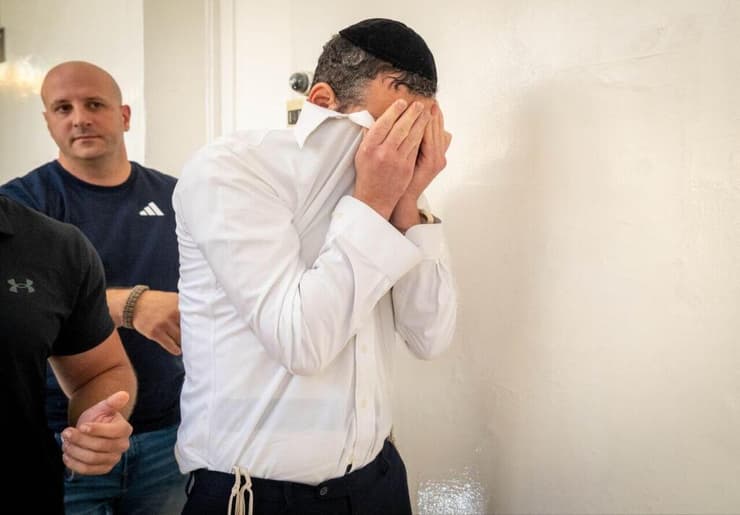 הארכת מעצר לקצינים החשודים בהעברת מידע רגש למשפחת פשע